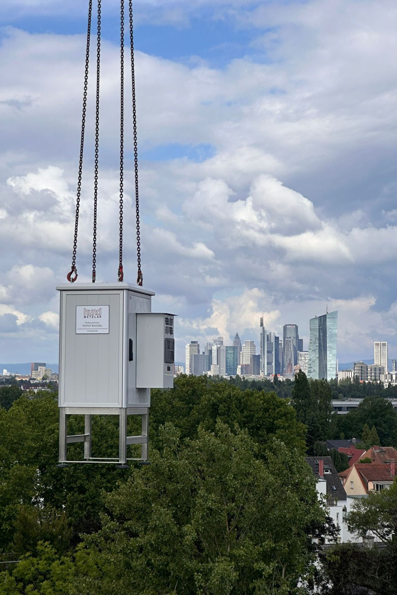 BAA500 lifted onto the roof of the DWD building in Offenbach