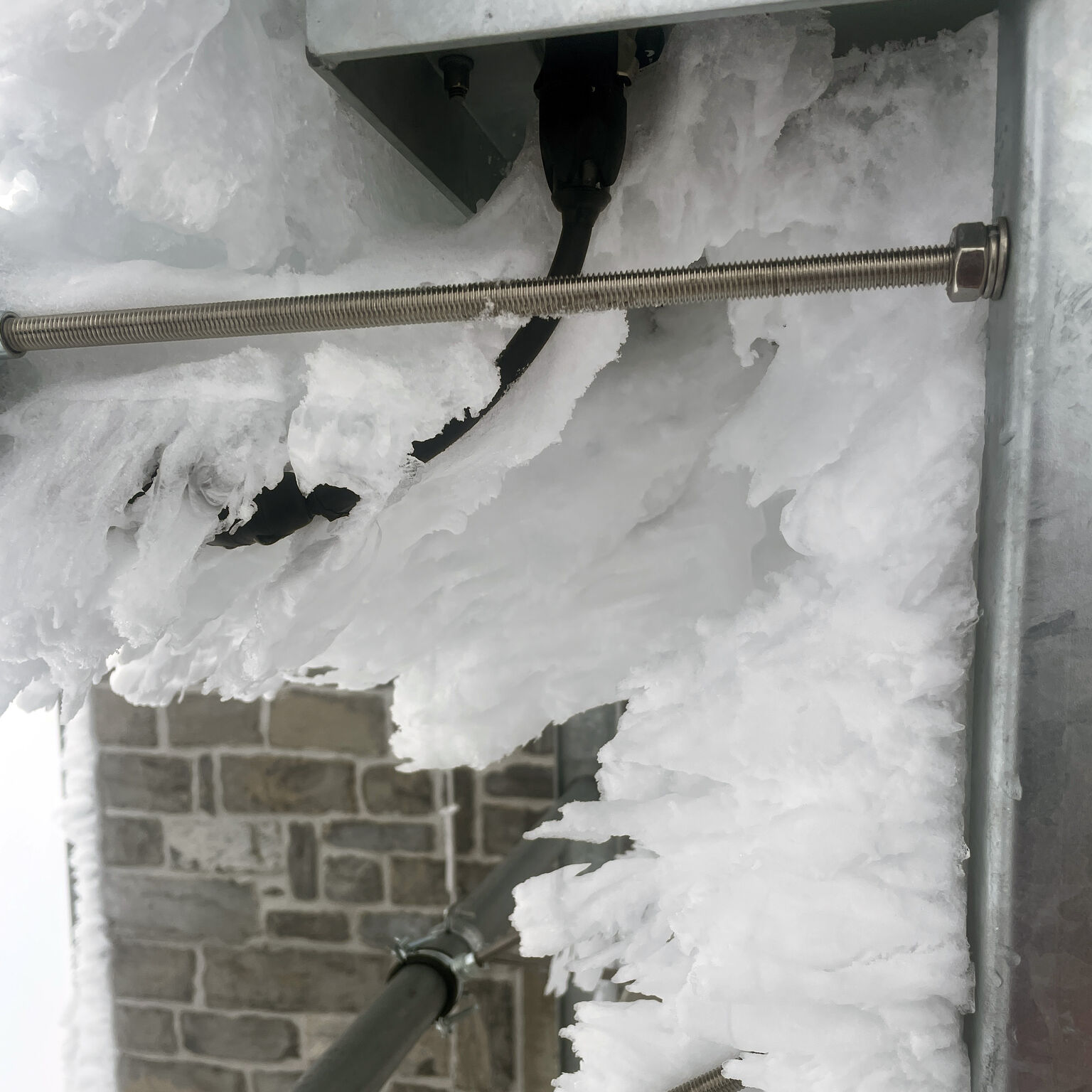 SwisensPoleno Jupiter at Jungfraujoch: mount and cable close-up